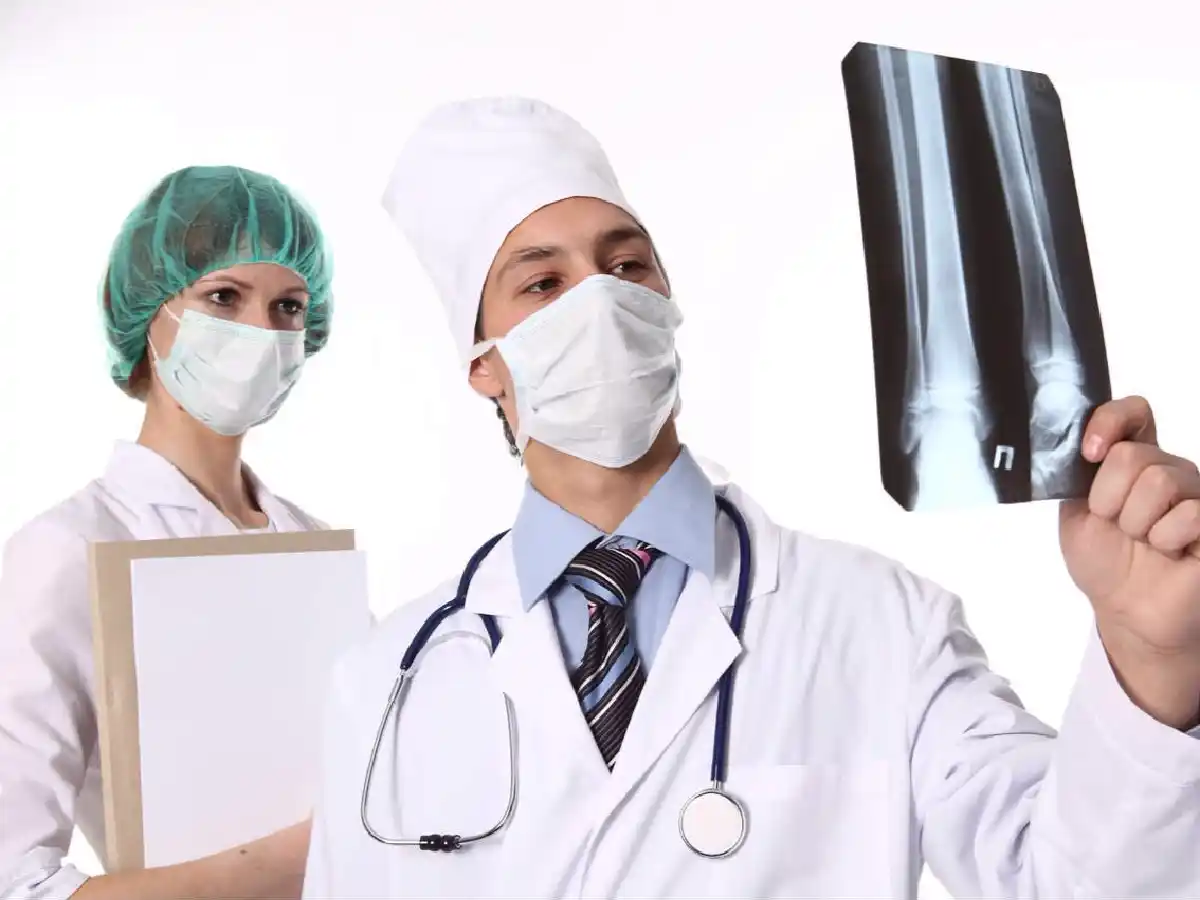 Las mujeres son mayoría en el sector salud pero los hombres ocupan los cargos directivos y ganan más 