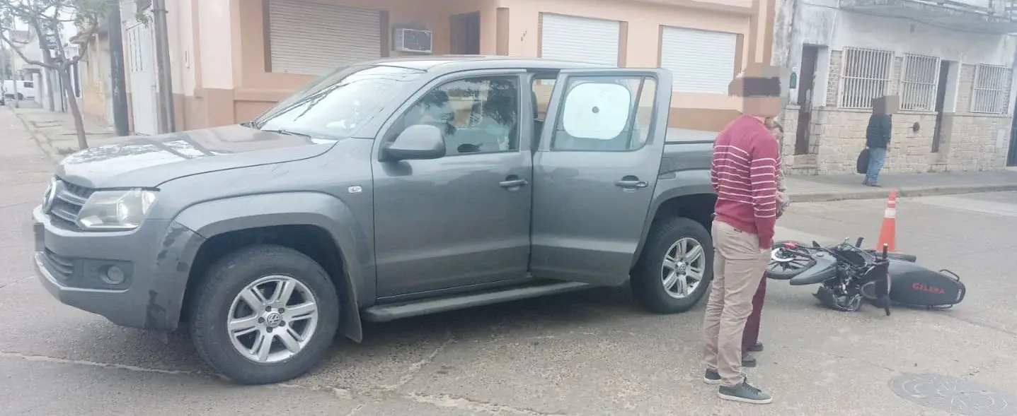 Una motocicleta chocó contra una camioneta en Vélez Sarsfield y Laprida