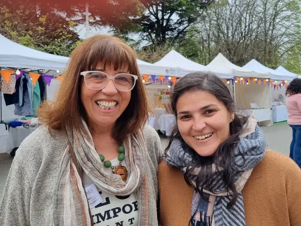 María Funaro y María Hugo, feriantes de Mujeres Emprendedoras.