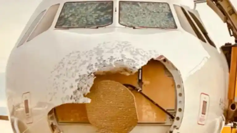 Una tormenta de granizo destruyó el frente de un Airbus con 173 pasajeros cuanto estaba por aterrizar.