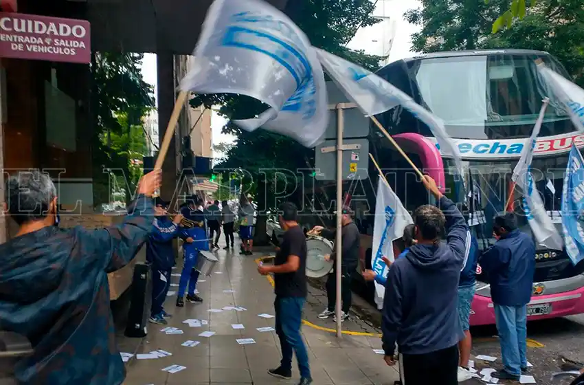 Protesta en un hotel céntrico: "Hasta que no la reincorporen no nos vamos de acá"