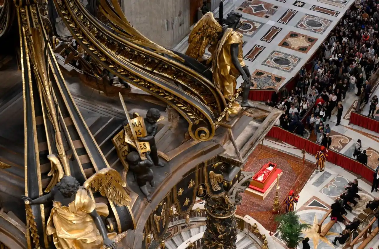 El rogito se coloca en un tubo y se introduce en el feretro
