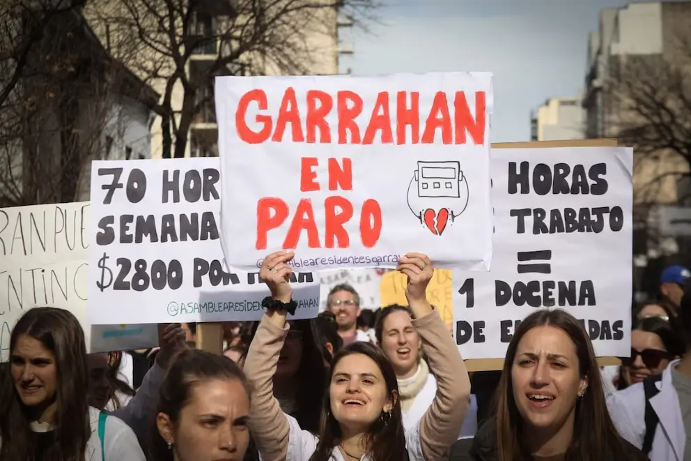 Trabajadores del Hospital Garrahan se movilizaron reclamando por la pérdida en el poder adquisitivo de los salarios (Foto: Silvana Safenreiter)