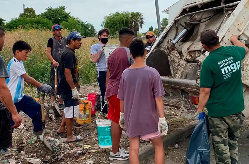 La Asociación Civil "Adelante" limpió microbasurales en el barrio San Carlos