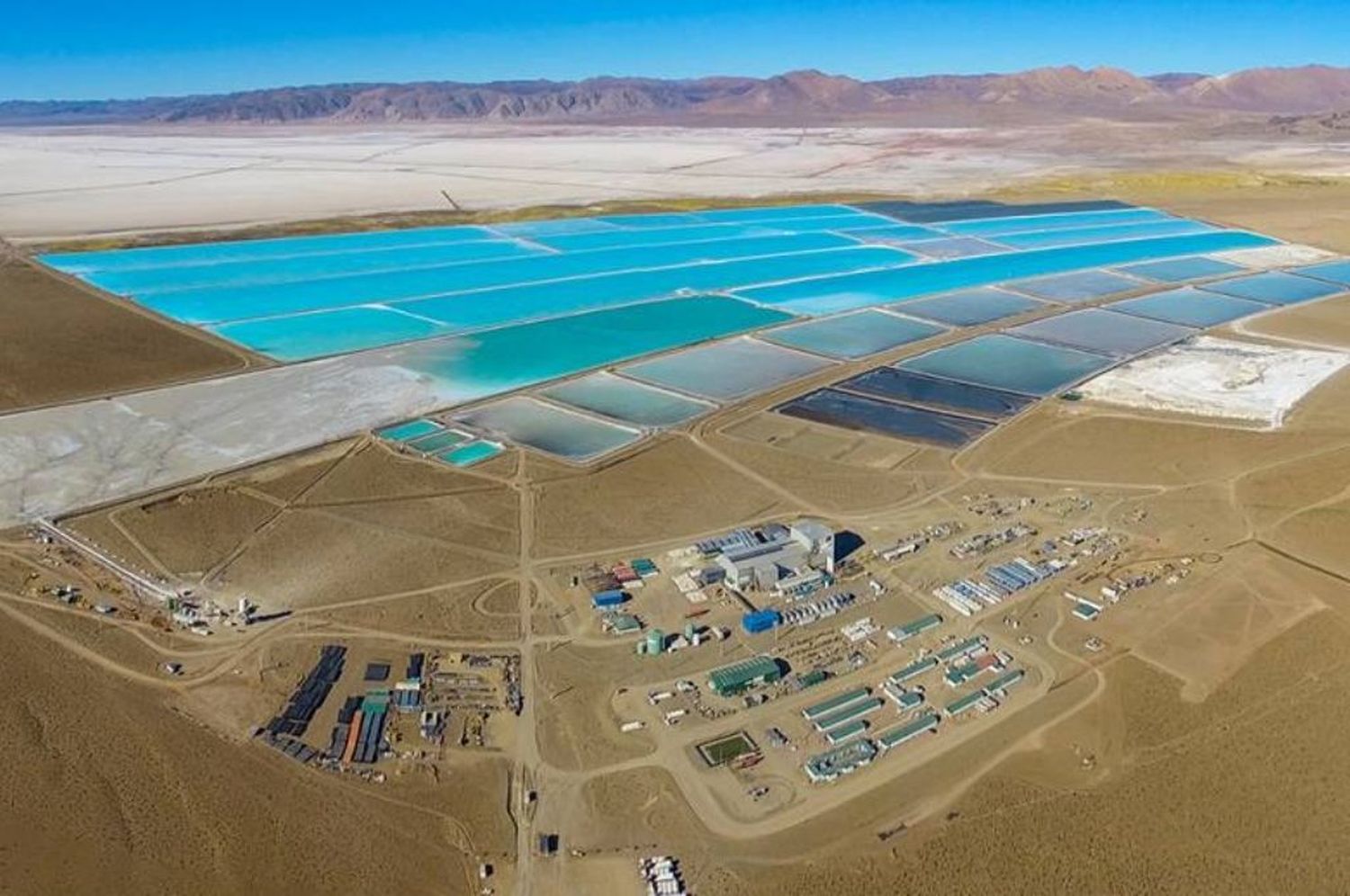 Acuerdo con empresa china para fabricar baterías de litio en Jujuy