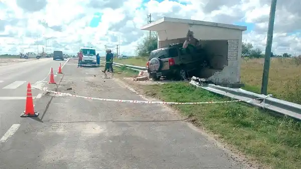 Una camioneta se incrustó en una garita y murió su conductor