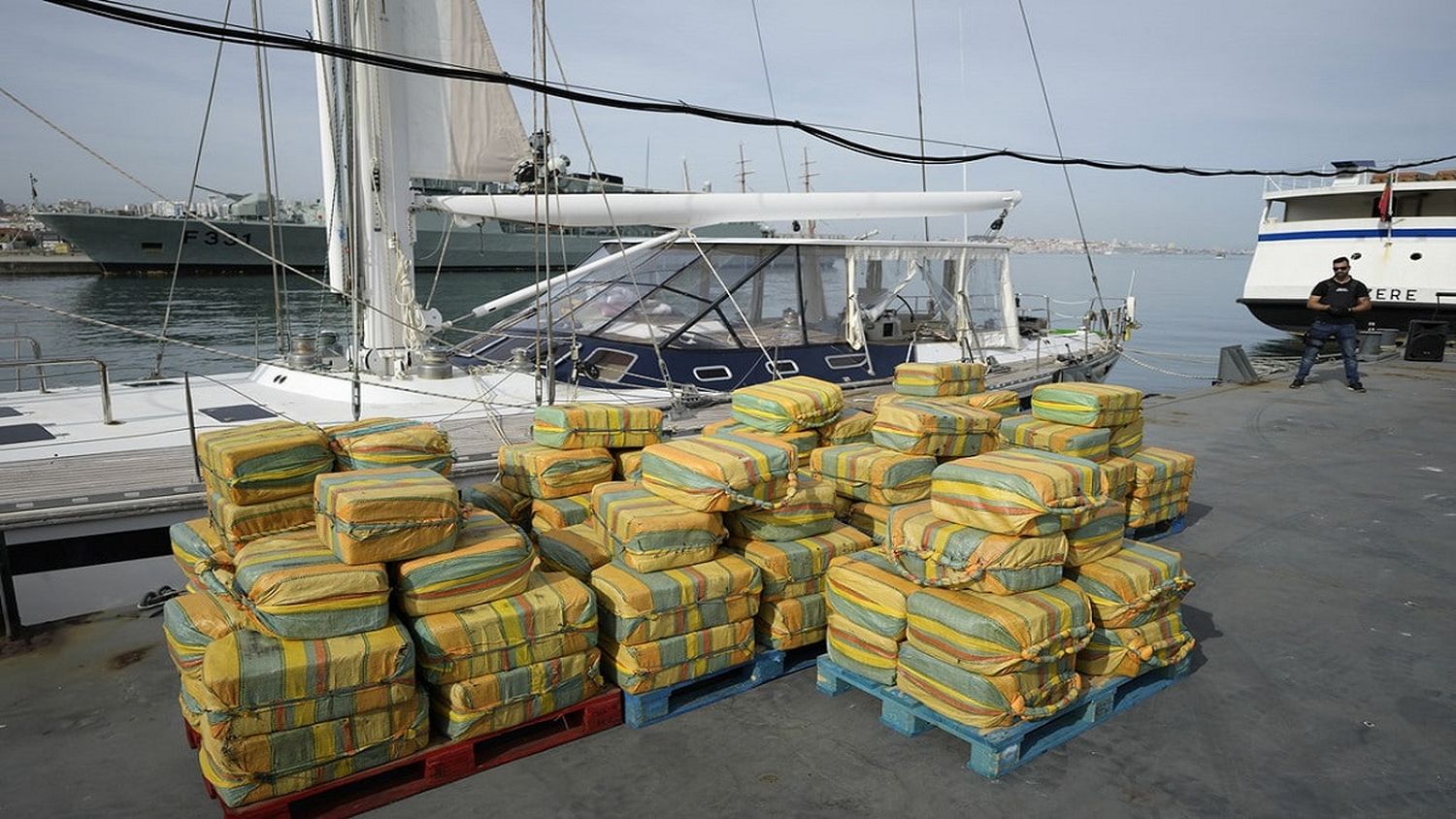 DESMANTELAN RED de «NARCOVELEROS» que transportaba drogas a Europa: hay varios de Colombia