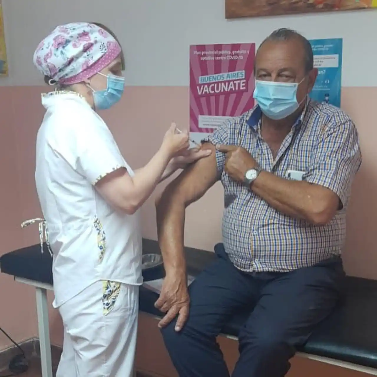 Tres Arroyos: El intendente Carlos Sánchez recibió la primera dosis contra el COVID 19