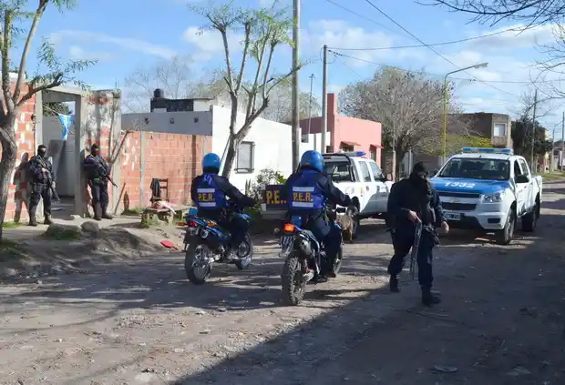 Allanaron un domicilio buscando al delincuente que asaltó a un anciano