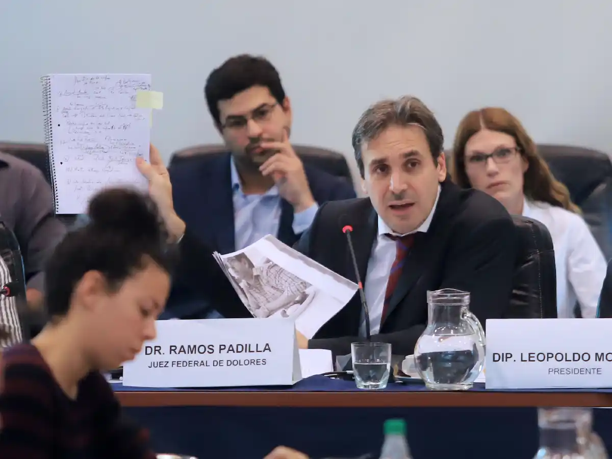 En el Congreso, Ramos Padilla  dijo que investiga "una red de  espionaje ilegal de magnitudes"	