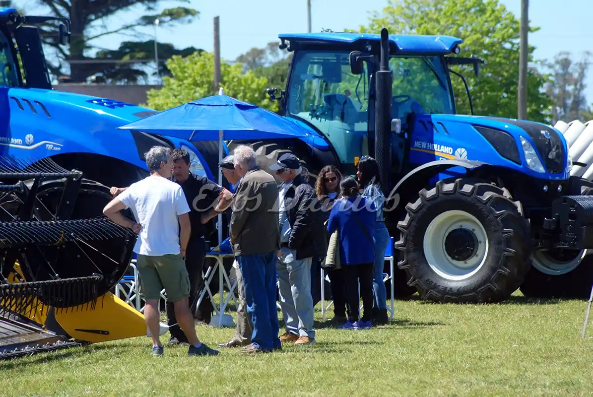 Maquinarias. Se exponen en el predio de la Sociedad Rural