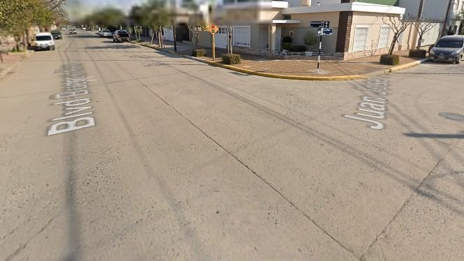 Joven resultó herida tras chocar en moto contra una camioneta en barrio Roca