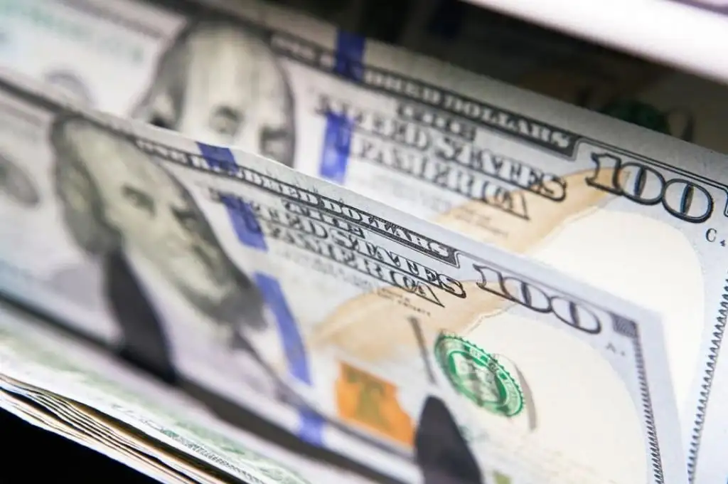 El dólar blue registró su mayor baja diaria en el último mes