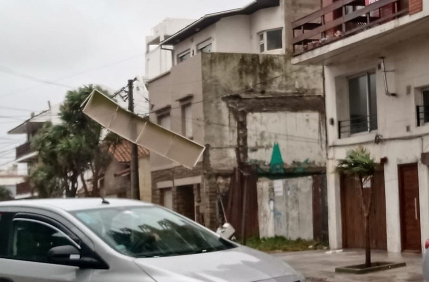 Policías lesionados y un móvil dañado por la voladura de un toldo