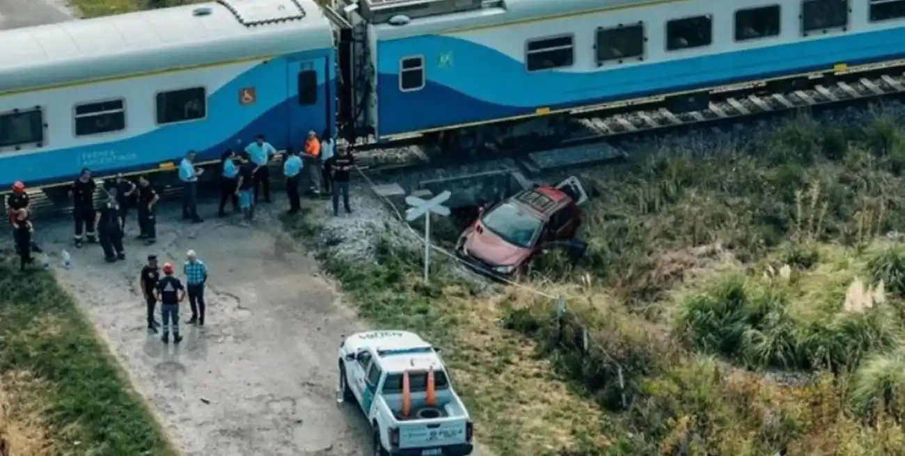 Un tren embistió a un auto en la Ruta 2, a la altura de Mar del Plata: tres heridos, uno en estado crítico