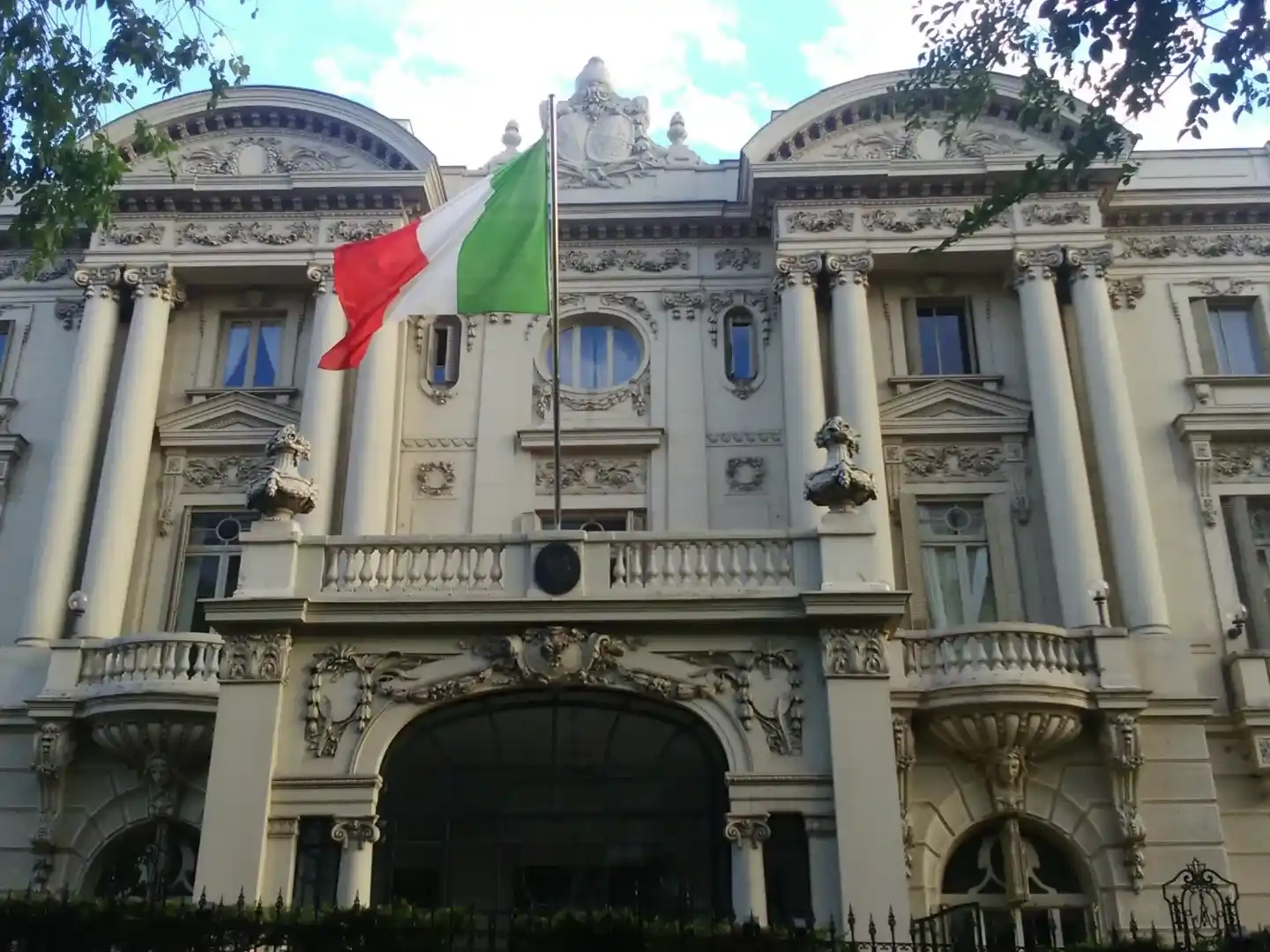 El texto modifica artículos clave del Título II de la Constitución Italiana, al introducir cambios estructurales en el ordenamiento judicial.