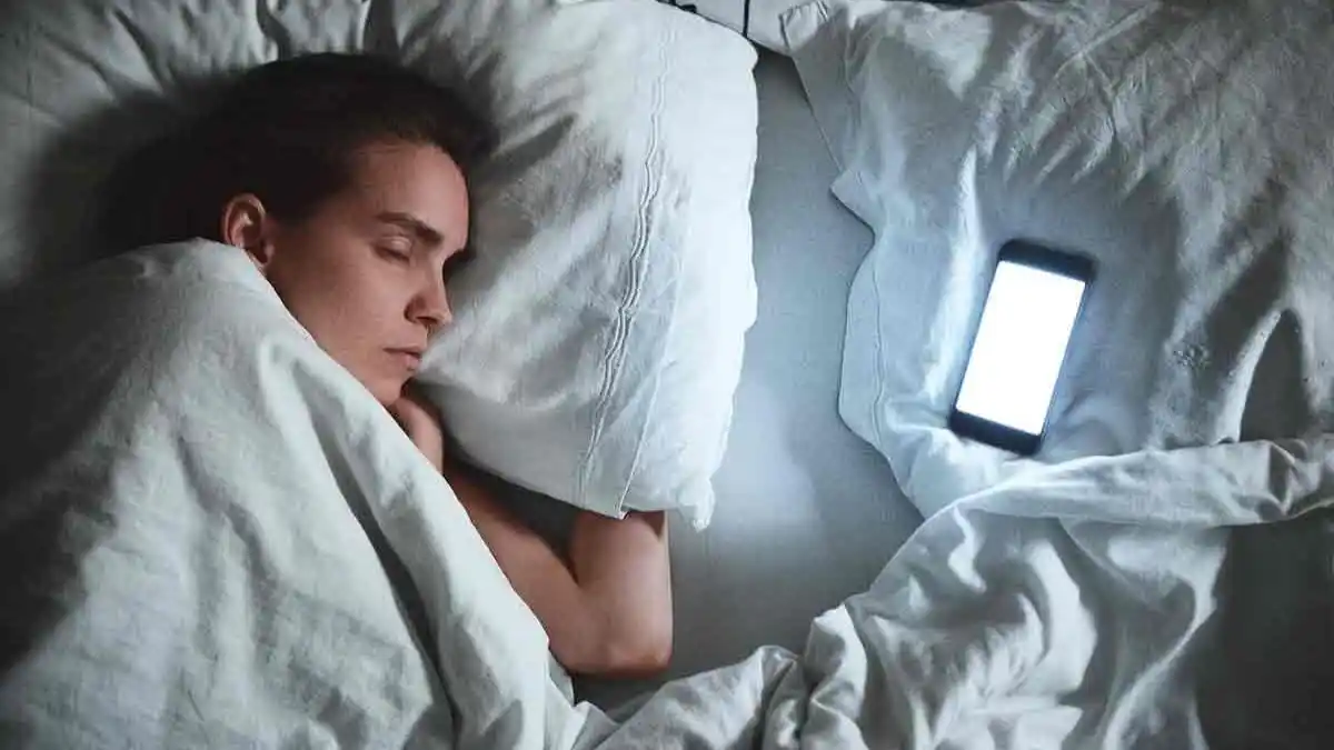 ¿Sabías que dormir con el teléfono cerca es dañino para la salud?