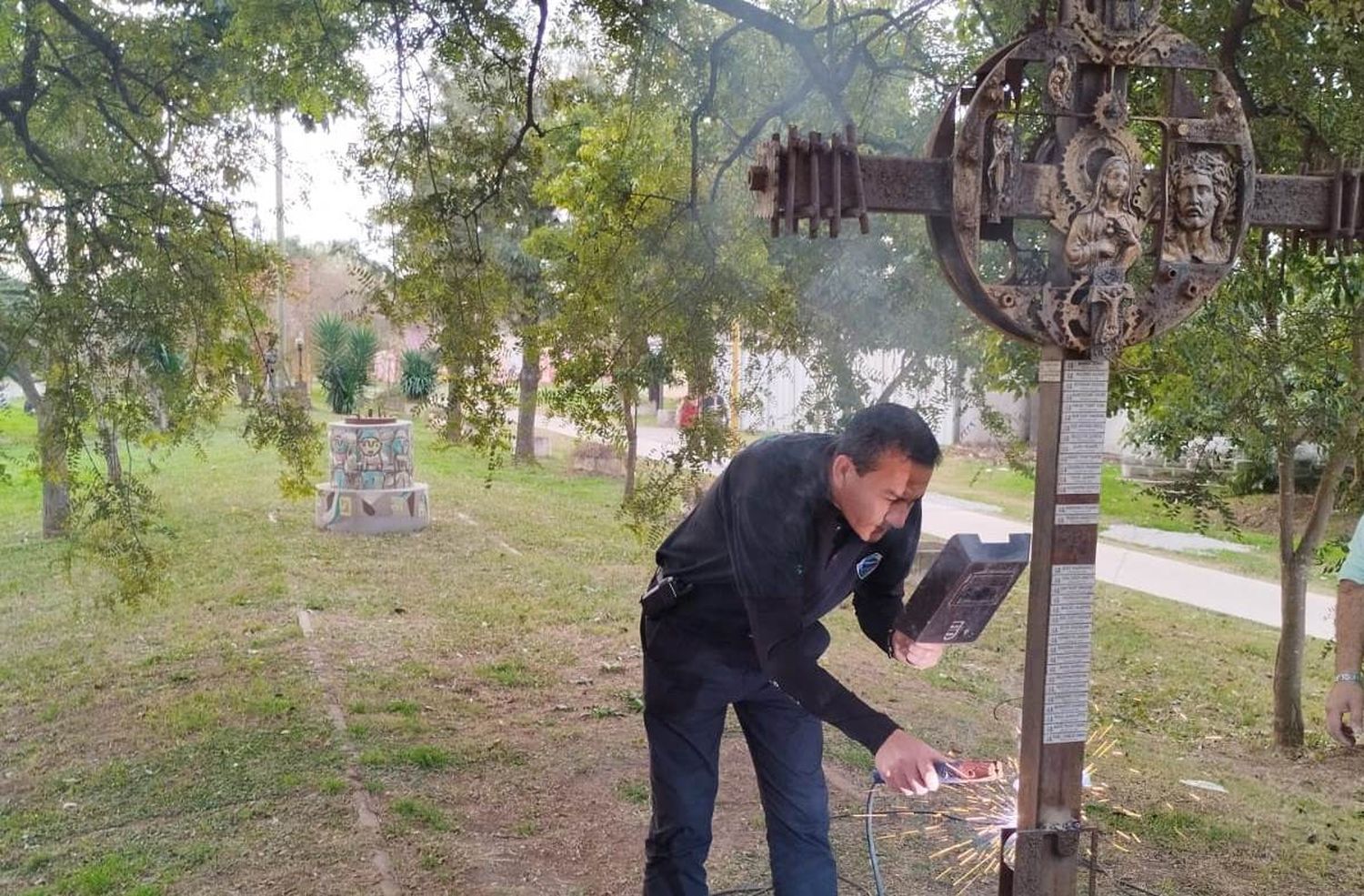 La “guardia urbana” ayudó a reparar un memorial que había sido vandalizado