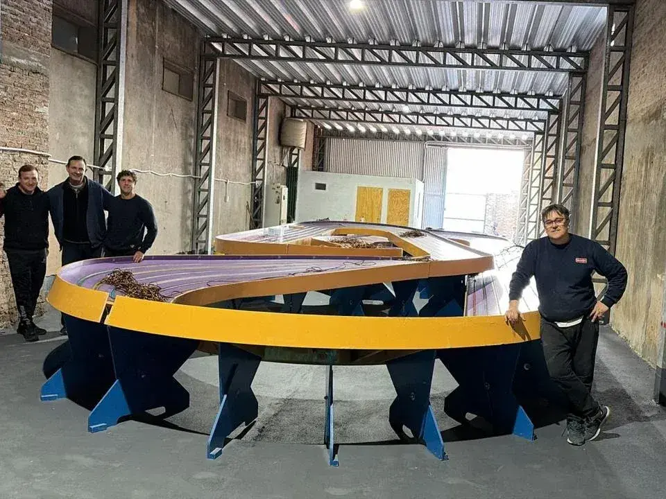Se instala la pista de automodelismo en la nueva sede ubicada en Av.Brasil. Foto:Prensa Automodelismo