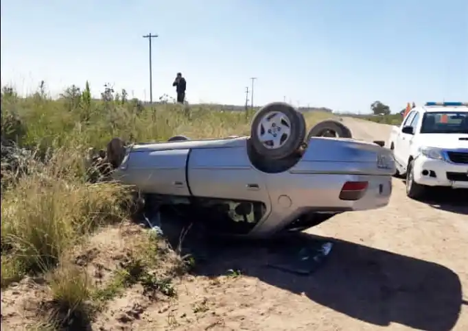 Conductora sufrió heridas al volcar su auto en camino rural