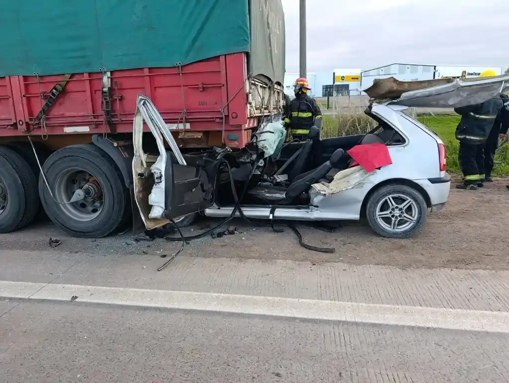 El auto quedó incrustado en el acoplado (Foto: En línea noticias)