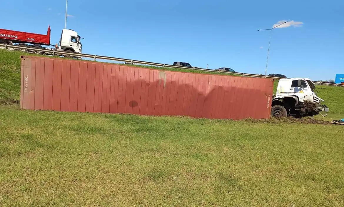 Camión volcó en la Panamericana: un conductor herido