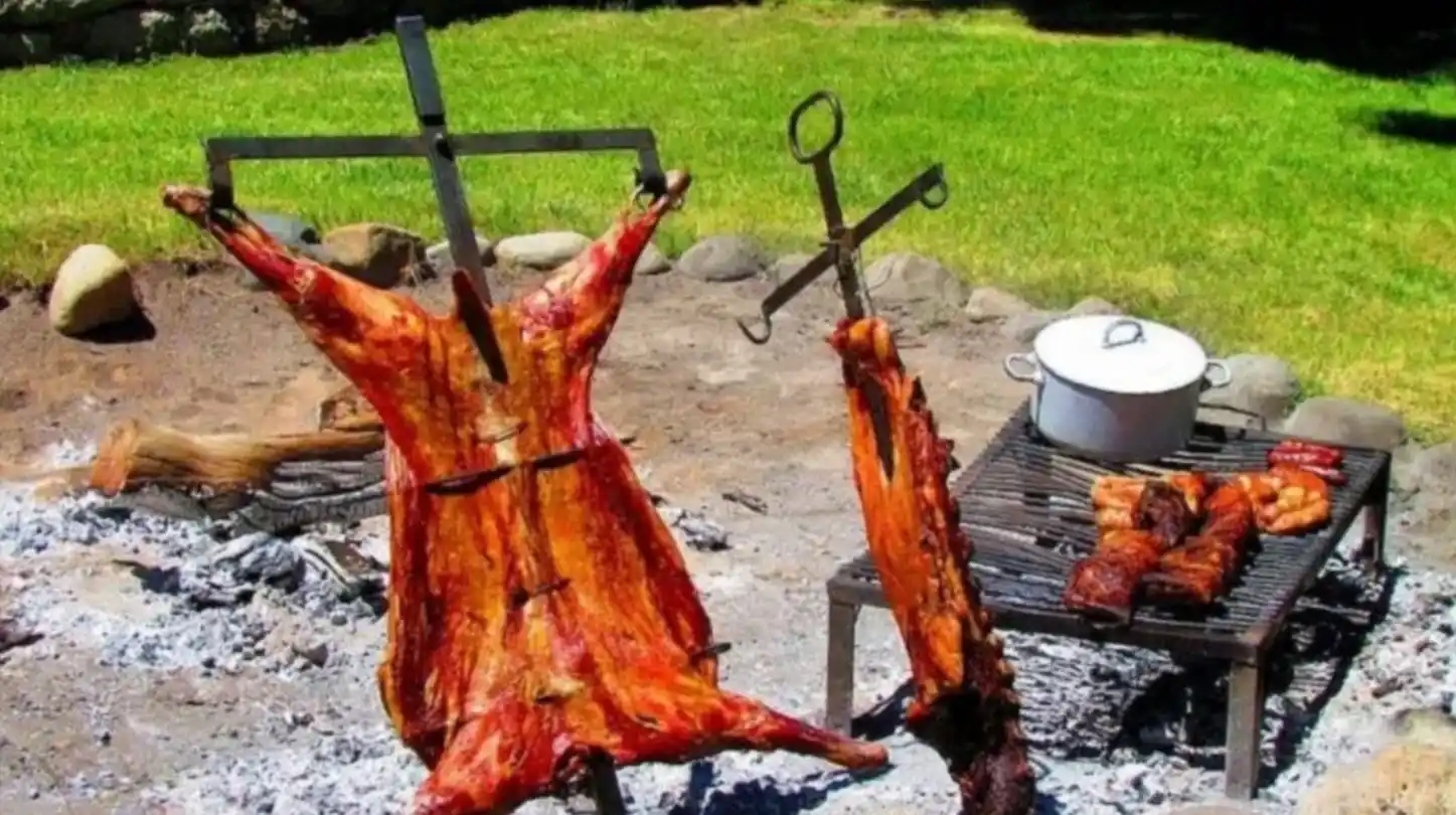 Un perro le robó un lechón a un grupo de concejales