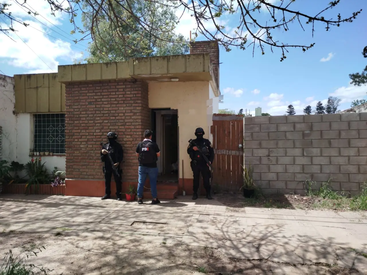 Allanaron una casa en Sunchales y encontraron cocaína, marihuana, armas de fuego, municiones y casi 3 millones de pesos