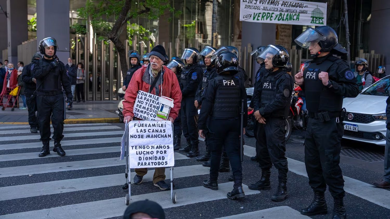 Enfrentamientos entre la Policía y los manifestantes en la marcha de los jubilados frente al Congreso