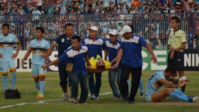 Tragedia en Indonesia: salió a cortar un centro, chocó con un defensor y murió