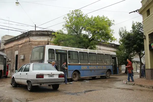 Chocaron un auto y un colectivo en Bolivar y España 