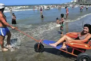 Villa Gesell: Inauguraron una playa para personas con discapacidad