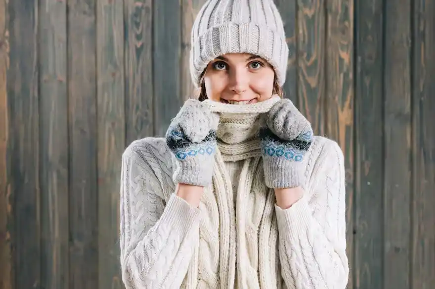 Los gorros de lana, las bufandas y los guantes son claves para el invierno