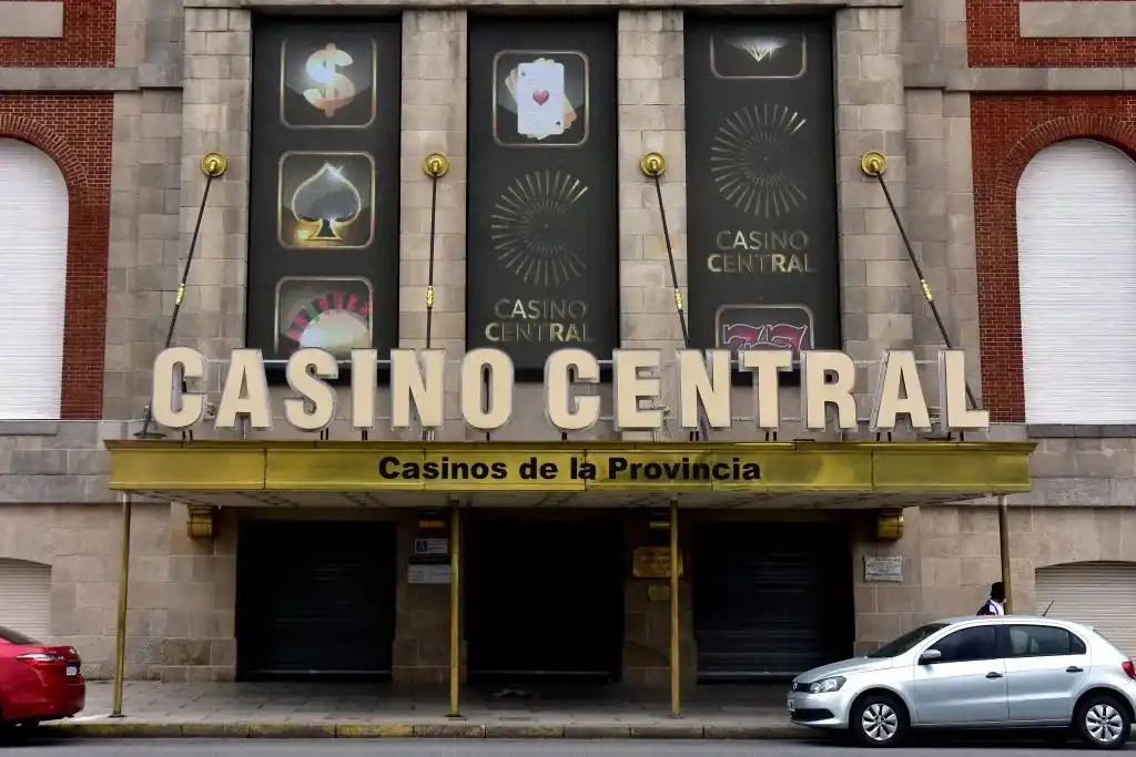 Perdió en el casino de Mar del Plata, lo echaron y rompió una moto: quedó detenido