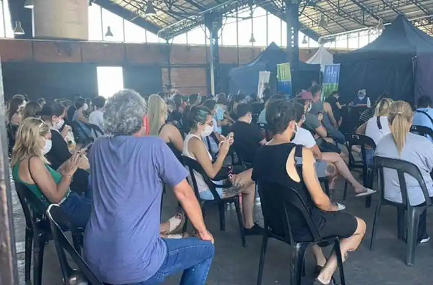 Largas colas para testearse ante la preocupación por el aumento de casos de coronavirus en Rosario