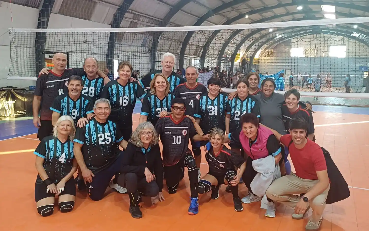 Newcochea y uno de sus equipos mixtos que participó en Mar del Plata