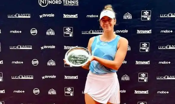 Solana Sierra con su título obtenido en el W35 de Torino.