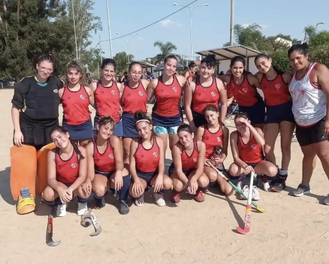 Hockey: dos goleadas, una derrota y un empate para Mitre en el debut