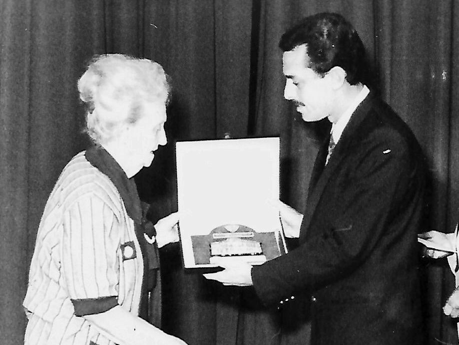 Elenita, con el intendente Jorge Luis Bucco, cuando fue declarada Mujer del Año en 1993     (Archivo Gráfico y Museo Histórico)