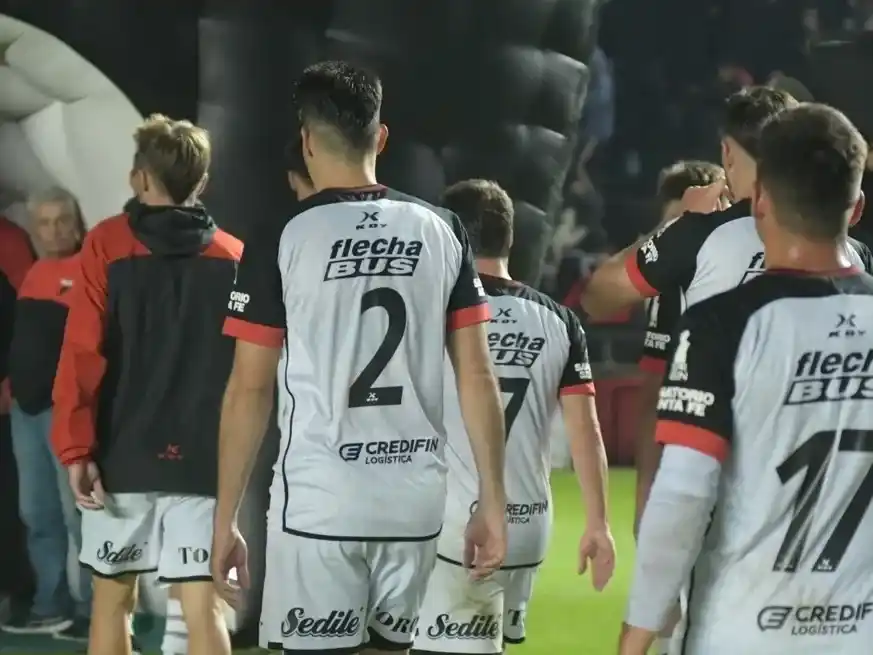 Colón cayó 1 a 0 con Defe en Santa Fe y fue silbido por su gente.