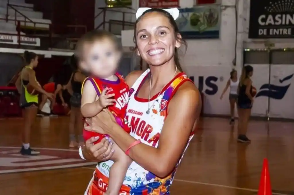 Viral. amamantó a su hija en el entretiempo de un partido de básquet