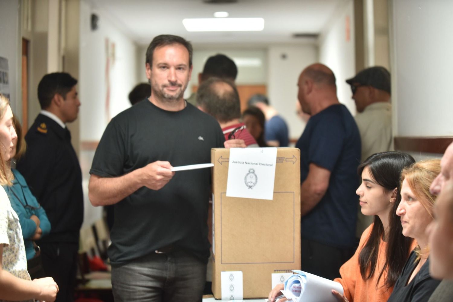 Darío Ganduglia votó en la Escuela de Educación Especial Nº 531.