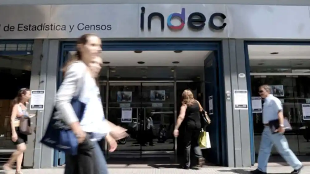Indec: el déficit comercial cayó un 54% el año pasado