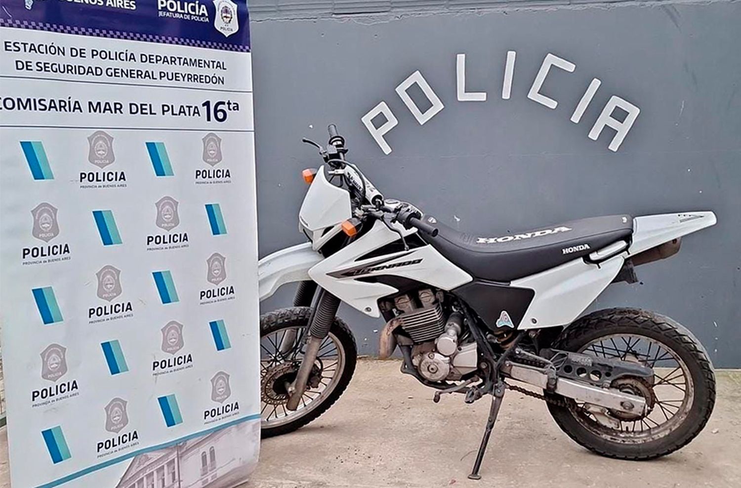 Abandonó la moto al activarse la alarma y quiso robarle a dos nenes que jugaban en la vereda