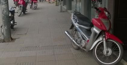 Tras el secuestro de una moto estacionada en la vereda, cuestionan el procedimiento