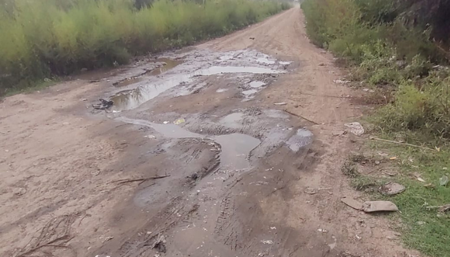 Camino inundado y deteriorado