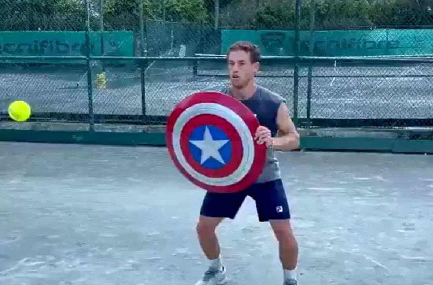 El divertido momento de Schwartzman con el escudo del Capitán América y la respuesta de los actores de Marvel