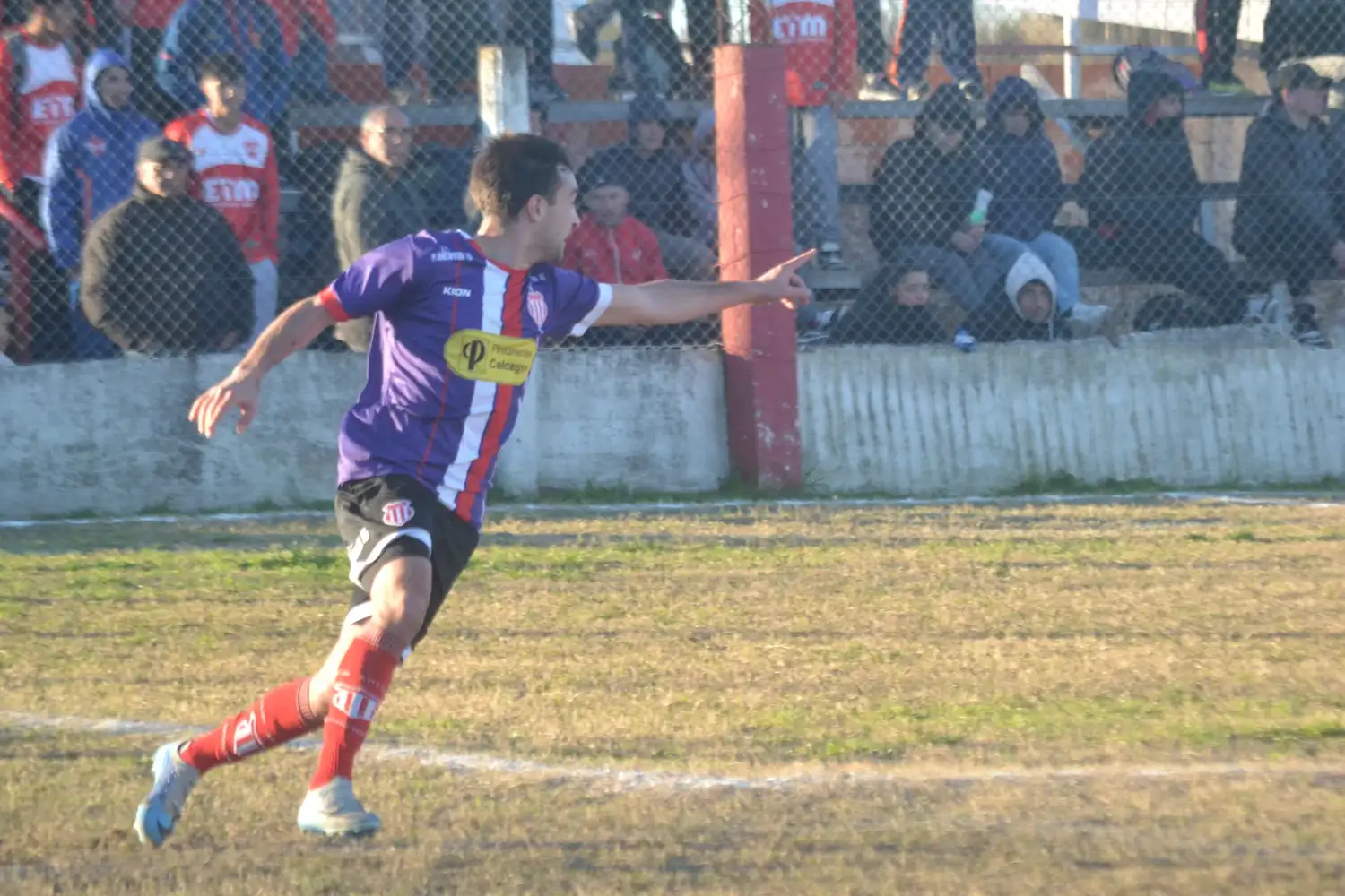 Barrio Norte resistió con diez jugadores y venció a La Academia para prenderse en la pelea