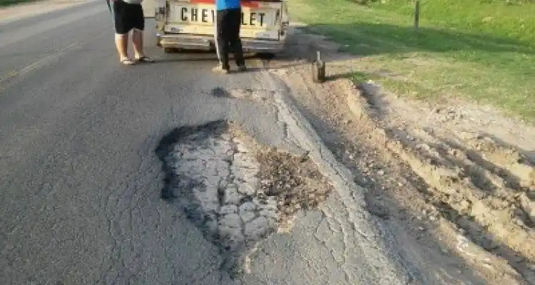 Baradero: Concejal massista tomó una pala y tapó baches de la Ruta 41