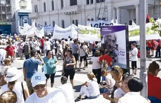 Los docentes marcharon por reclamos salariales